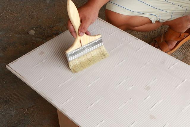 瓷磚上墻出現(xiàn)空鼓、脫落情況是什么原因?